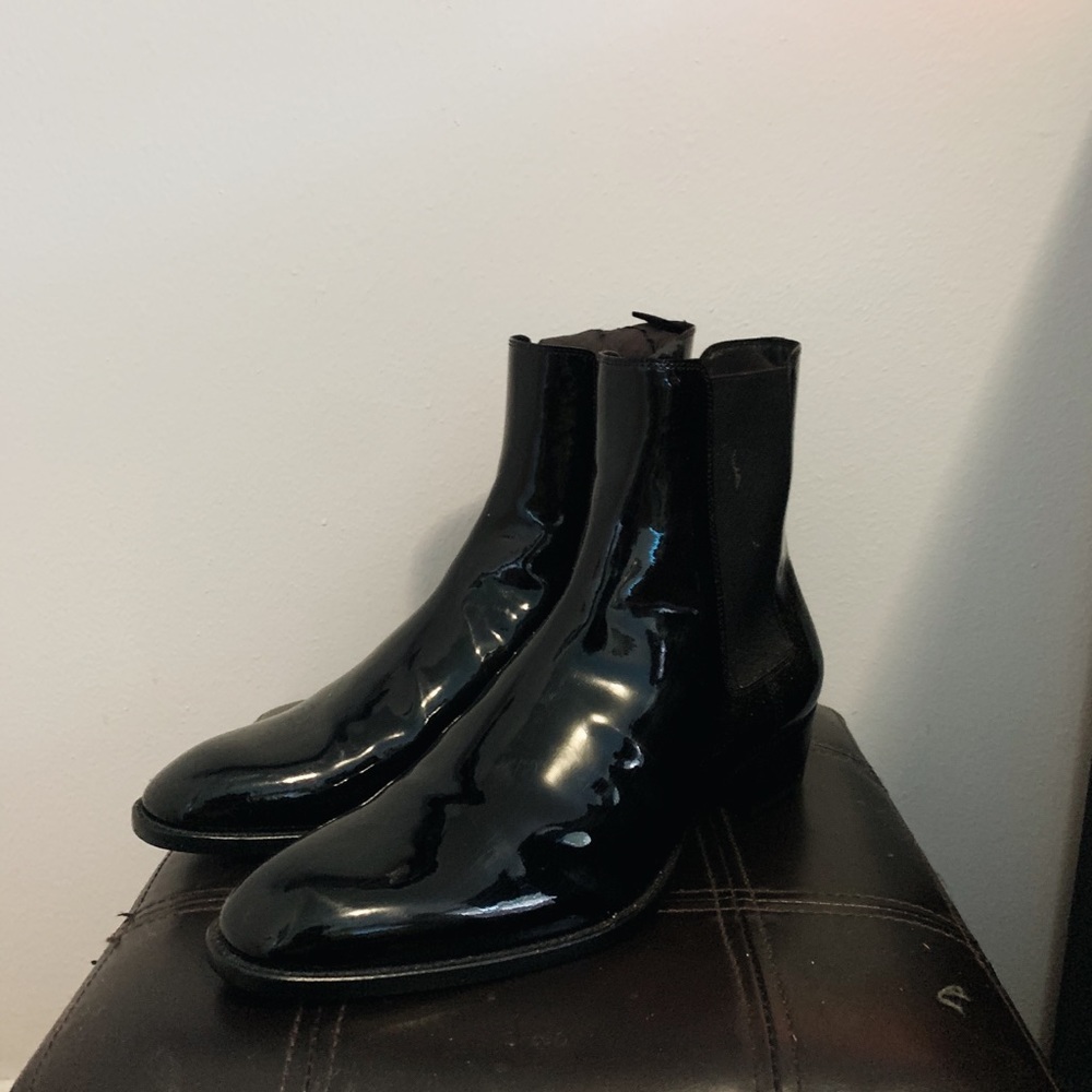 Saint Laurent Black Patent Chelsea Boots sz. 43